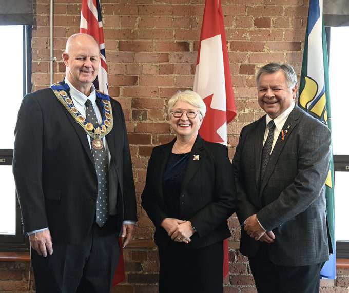 L'honorable Edith Dumont avec le maire d'Orillia, Don McIsaac et le chef Ted Williams de la Première Nation des Chippewas de Rama
