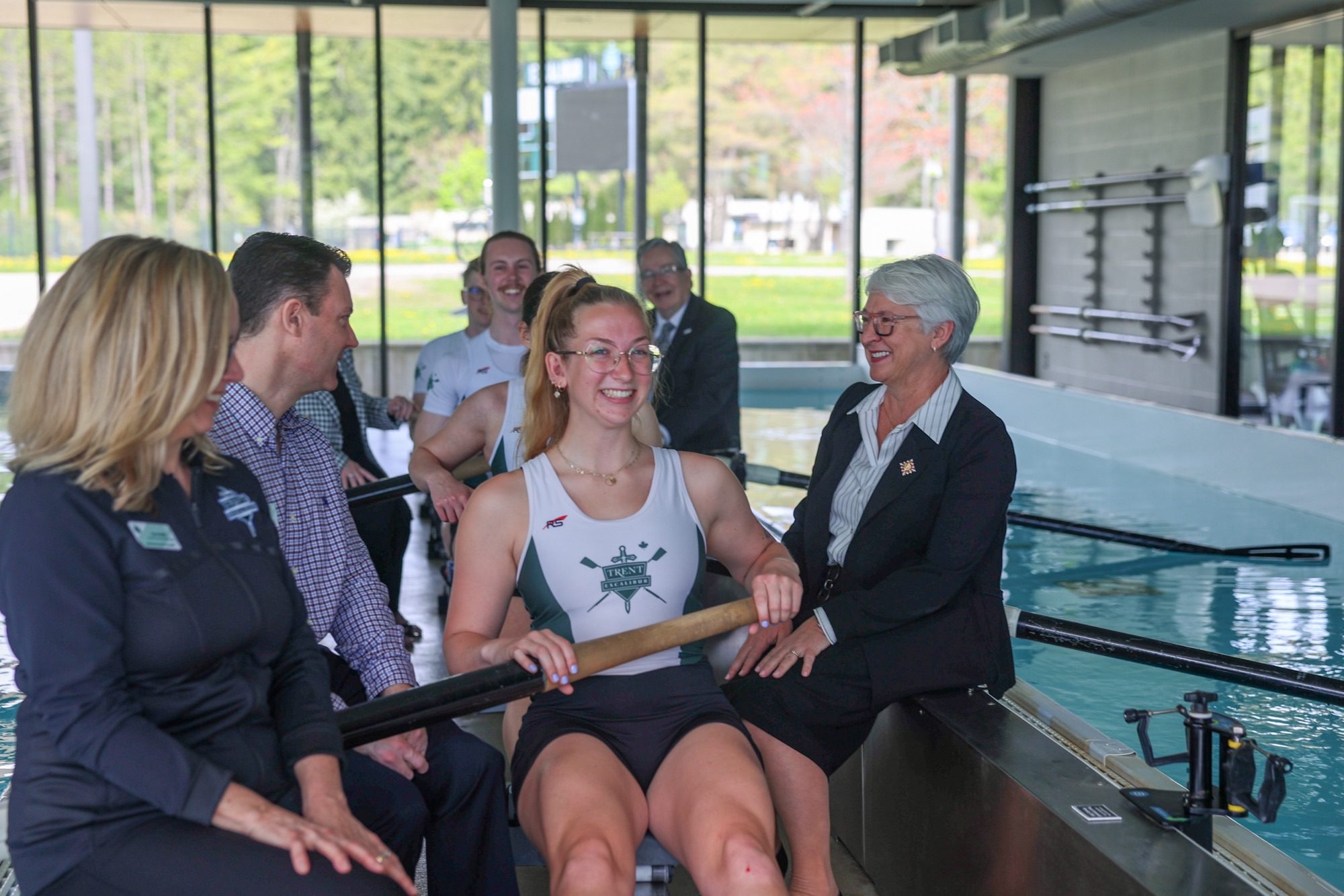 L'honorable Edith Dumont assite à un entrainement des étudiants de l’université Trent