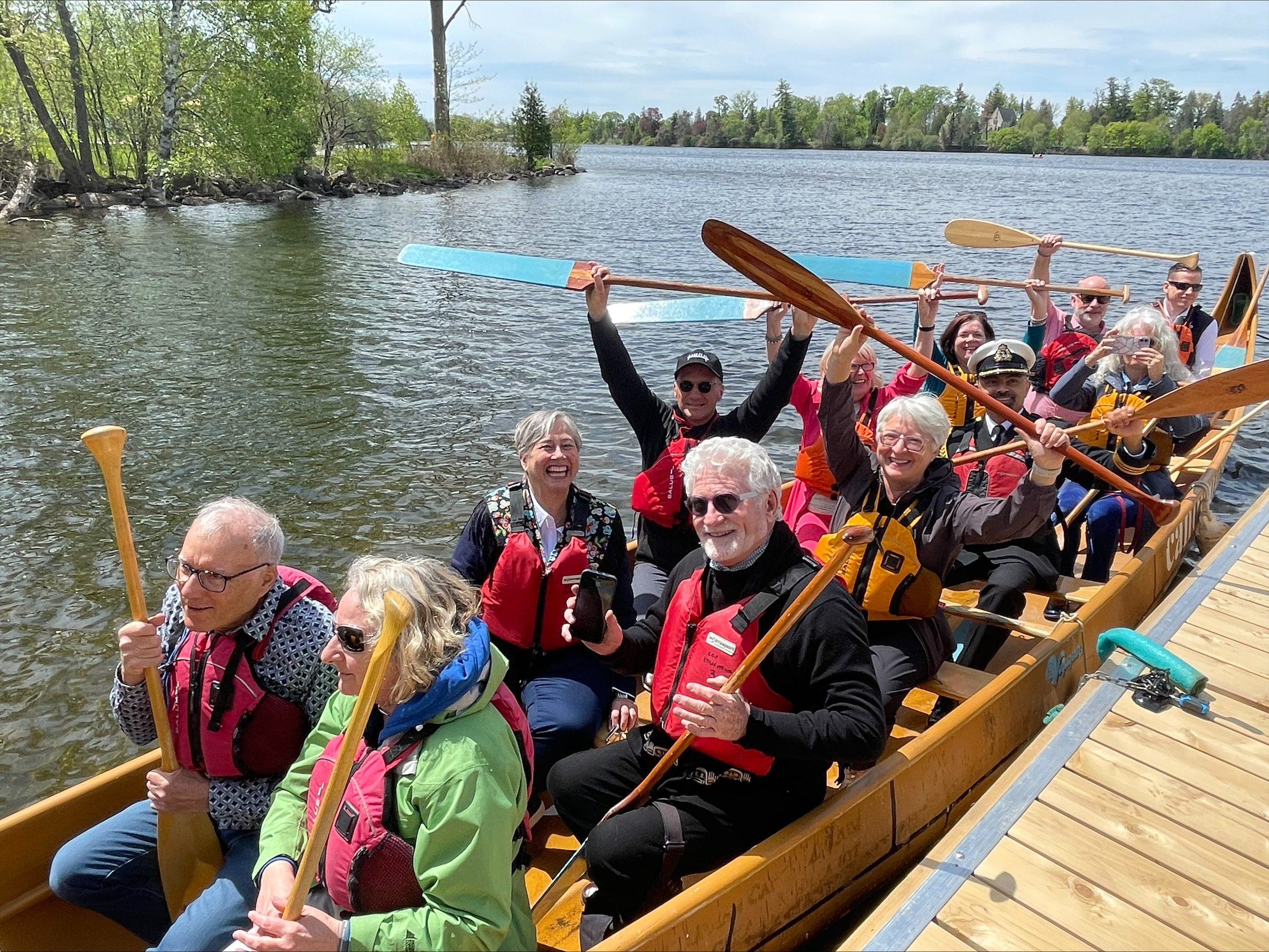 Son Honneur participe à une balade en canoë au Musée canadien du canoë à Peterborough.