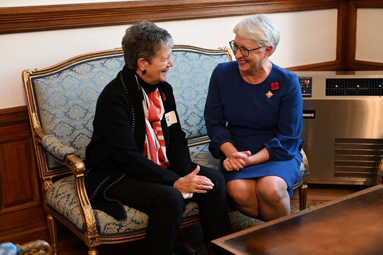 Son Honneur l'honorable Edith Dumont échange avec une visiteuse dans les appartements de la lieutenante-gouverneure