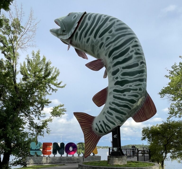 Sculpture de « Husky le Musky » à Kenora, en Ontario